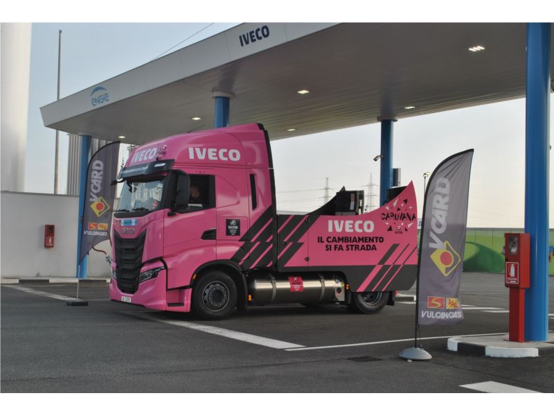 News:La sostenibilità di IVECO al Giro d’Italia viaggia sull’IVECO S-WAY LNG alimentato a biometano